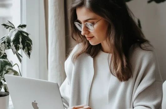 mulher-online-digitando